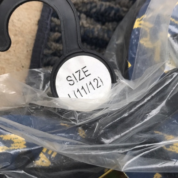 Eagles men’s flip flops - Picture 2 of 3